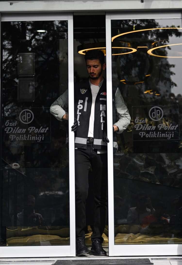 <p><span style="color:rgb(67, 67, 67)">Aramalarda şirketlerde bulunan dijital materyaller ve defterler inceleniyor.</span><br />
</p>