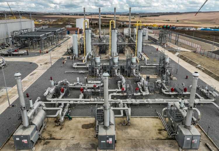 <p>Halihazırda 1,2 milyar metreküp doğal gaz depolanabilen tesis, devam eden kapasite artırma çalışmalarının tamamlanmasıyla 5,4 milyar metreküp depolama kapasitesine ulaşacak. Tesis yeni kapasitesiyle dünyada tuz yapılarındaki en büyük doğal gaz depolama tesisi haline gelecek.</p>