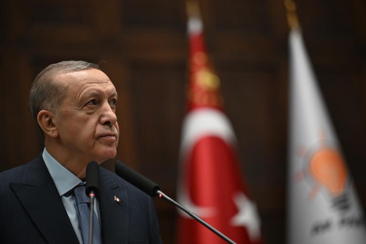 <p>Hayatında bir kere, Amerika'daki Türk Evi'nde, İsrail Başbakanı Binyamin Netanyahu'nun elini sıktığını belirten Erdoğan, "İyi niyetimiz vardı ama iyi niyetimizi suiistimal etti. İsrail'e gitme projemiz vardı, iptal, gitmeyeceğiz. Eğer iyi niyetle devam etmiş olsaydı münasebetlerimiz farklı olabilirdi ama şimdi maalesef o da olmayacak çünkü iyi niyetimizi de bunlar suiistimal ettiler." diye konuştu.</p>
<p>Gazze'deki anne ve babaların, çocuklarının vücutlarına isimlerini yazdığını anlatan Erdoğan, "Ey İsrail bu kafayla bir yere gidemezsin. Yanına ister Amerika'yı al ister başkalarını, istersen Batı'yı al, bir yere gidemezsin. Amerika dünyada adaletle hükmedilmesini sağlamadığı, istemediği için o da kaybedecek. Bütün mesele adil bir dünyanın kurulmasından geçer. Bu İsrail için olduğu kadar, onun katliamlarına destek veren, cesaret veren, engel olmayarak teşvik eden her ülke, her toplum, her birey için de geçerlidir." ifadelerini kullandı.</p>