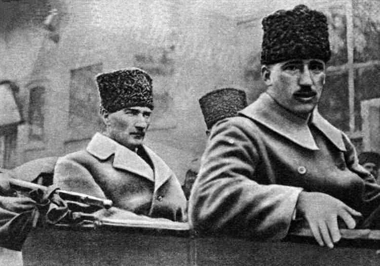 <p>- TÜRKIYE CUMHURİYETI'NİN İLK CUMHURBAŞKANI</p>

<p>Atatürk, Fransa'da ihtilal ile kurulan cumhuriyeti, demokrasiyi ve yönetim şeklini inceledi ancak bunun aynısının Türkiye'de uygulanamayacağını öngördü.</p>

<p>Ülkenin siyasal, sosyolojik ve ekonomik yapısını çok iyi bildiğinden, demokrasinin sadece Cumhuriyet ile toplumun tüm kesimlerince içselleştireceğini biliyordu.</p>

<p>Atatürk'ün yakın arkadaşlarından, usta gazeteci ve yazar Falih Rıfkı Atay, "Çankaya" adlı eserinde, Cumhuriyet'e giden süreci ve Mustafa Kemal'in görüşlerini ana hatlarıyla şu cümlelerle kaleme aldı:</p>

<p>"Rejimdeki olağanüstü olmayan durumların çözümlenmesi zorunluluğu ortaya çıktı. Çünkü Türkiye'nin devlet şekli henüz belirlenmemişti. Kanun-i Esasi'de yeni hükümet şeklini açıkça belirlemek gerekiyordu. Çünkü padişahlık ve hilafet taraftarları hala vardı."</p>

<p>----</p>

<p>Mustafa Kemal (solda), 1. İnönü Savaşından sonra Eskişehir'den Garp Cephesi Karargahı'na giderken. Atatürk'ün Yaveri Salih Bozok (sağda). (Arşiv-01.01.1921) ( BYEGM - Anadolu Ajansı )</p>
