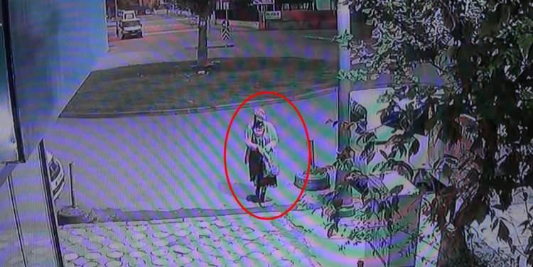 <p> İçeride bir süre kalan şüpheli, dışarı çıkarak uzaklaştı. O anlar, evin güvenlik kameralarına yansıdı.</p>
<p> </p>