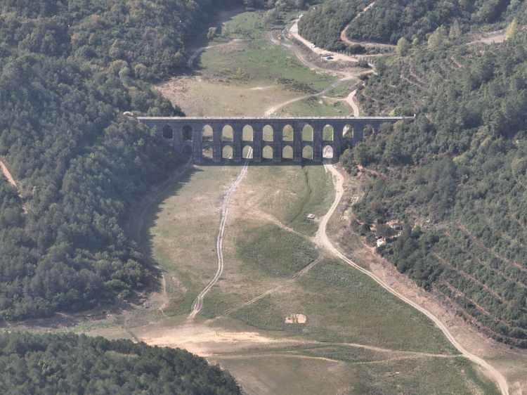 <p>Son 10 yılın en kurak dönemini geçiren İstanbul'da barajlardaki doluluk oranı yüzde 19.89'a kadar düştü. Su seviyesi yüzde 21.73 olan Alibeyköy Barajı'nda ise suyun renginin değiştiği görüldü.</p>