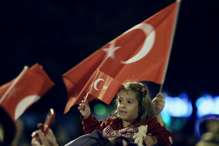<div>Fener alayı yürüyüşüne Yığılca Kaymakamı Hüseyin Demirkol, Belediye Başkan Vekili Hayrettin Aydın, İlçe Milli Eğitim Müdürü Mehmet Aldırmaz, kurum amirleri, sivil toplum kuruluşu temsilcileri, siyasi parti temsilcileri, öğrenciler ve vatandaşlar katıldı.</div>
<div> </div>