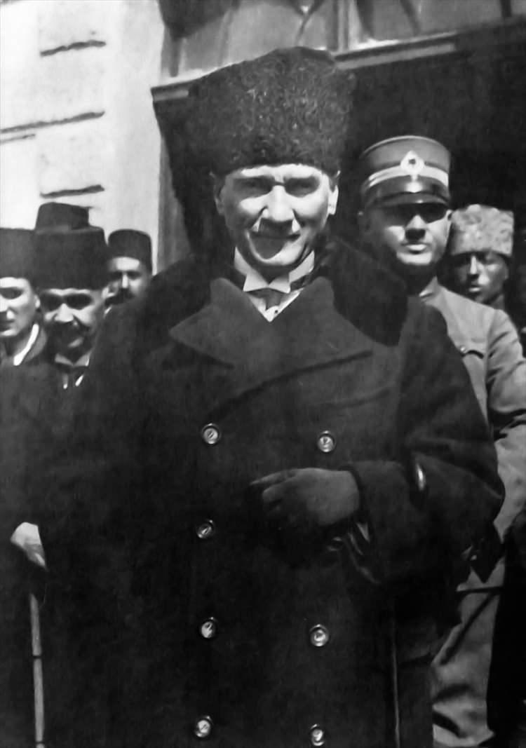 <p>Mustafa Kemal Atatürk, Ankara'da Gar binasından çıkarken. (Arşiv-27.03.1925) ( BYEGM - Anadolu Ajansı )</p>
