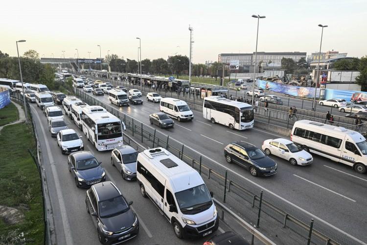 <p><strong>İstanbul'un bazı bölgelerinde sabah saatlerinde trafikte yoğunluk yaşandı. Okula ve iş yerlerine gitmek isteyen vatandaşlar büyük zorluk yaşadı. Metro ve metrobüs duraklarında uzun süre beklemek zorunda kalan vatandaşlar duruma tepki gösterdi.</strong></p>

<p> </p>
