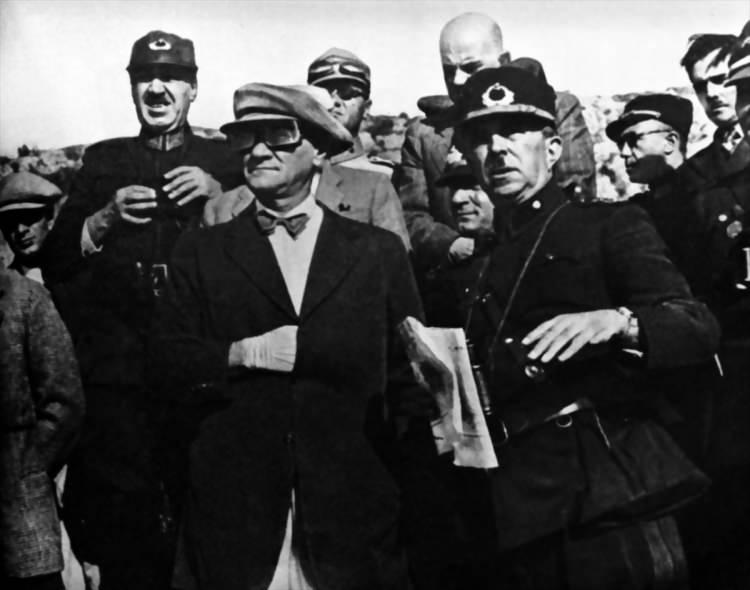 <p>Cumhurbaşkanı Mustafa Kemal Atatürk, 1937'de 2. Ordu askeri tatbikatında görülüyor. (Arşiv-17.08.1937) ( BYEGM - Anadolu Ajansı )</p>
