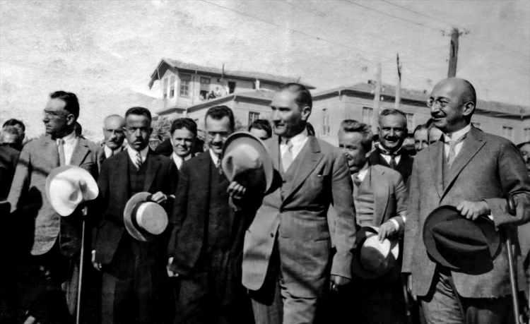 <p>Mustafa Kemal Atatürk (sağ 2), Şapka Devrimi konusunda açıklama yaptığı Kastamonu'dan Ankara'ya dönüşünde, Hakimiyeti Milliye (Ulus) Meydanı'nda. Kütahya Milletvekilleri Nuri Conker (sol 2), Cevdet Bey (sol 3), Refik Saydam (sağda), Yunus Nadi Abalıoğlu (Atatürk'ün arkasında). (Arşiv-01.09.1925) ( BYEGM - Anadolu Ajansı )</p>
