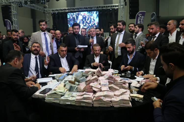 <p>“FİLİSTİNLİ KARDEŞLERİMİZ İÇİN SADE BİR DÜĞÜN YAPTIK" </p>
<p>Düğün töreninde bir konuşma yapan toy büyüğü Vanlı iş adamı Veysel Ürüm, beklenenin çok üstünde bir katılım gerçekleştiğini vurgulayarak, “Bölgenin kanaat önderleri, aşiret reisleri, sivil toplum kuruluşlarının temsilcileri, oda başkanları, iş insanlarını konuk ettik. Daha coşkulu ve daha pırıltılı bir düğün yapmak isterdik ama İsrail zulmüne uğrayan Filistinli kardeşlerimizden dolayı sade bir düğün oldu. 8 bin kişiyi bekliyorduk ama on bine yakın kişi katıldı. Düğünümüzde altınlar hariç 10 milyon 150 bin TL nakit para geldi. 2023 yılı ve öncesinin rekoru oldu. Final havasında bir düğün yaşadık. Ben gelin ve damada bir ömür boyu mutluluklar diliyorum” dedi.</p>