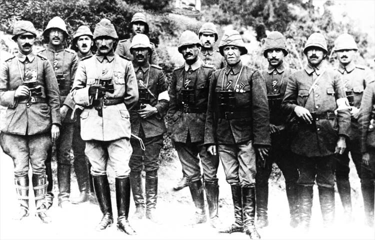 <p>Büyük Önder Gazi Mustafa Kemal Atatürk, umutları tükenmiş bir milleti Milli Mücadele ateşiyle ayağa kaldırıp Anadolu'nun vatan olmasını sağlayarak bugün 100 yaşına giren Türkiye Cumhuriyeti'ni kurdu.</p>

<p>---</p>

<p>Albay Mustafa Kemal (önde açık renk üniformalı) Çanakkale Savaşlarında Anafartalar Grubu Komutanı iken Karargah personeli ile. (soldan sağa) YB.İzzettin (Çalışlar), YZB. Tevfik (Bıyıklıoğlu), Mustafa Kemal, Dr. Hüseyin, YZB. Pertev, YB. Neşet (bora), UTGM. Saim (Onhon), YZB. Hamit, UTGM. Zeki (Doğan). (Arşiv-01.01.1915) ( BYEGM - Anadolu Ajansı )</p>
