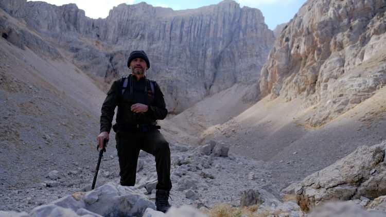 <p>'BURANIN BULUNMASI VE GÖRÜNTÜLENMESİ ÇOK ÖNEMLİ BİR İŞ'<br />
<br />
Yok olduğu bilinen buzulun ortaya çıkmasının önemine değinin Prof. Dr. Pınar, “Bir doğasever arkadaşımızın kendi imkanlarıyla burayı bulması ve sizin sayenizde görüntülenmesi çok önemli bir iş. Bu bilimsel anlamda Türkiye’de var olduğu yerler ki bunun 2,5 milyon yıl ile 10-15 bin yıla kadar süreçte oluşan ve ülkemizin buzullaşmaya uğrayan bölgelerinin, özellikle dağların kuzeye bakan yamaçlarında bu tarz sirk buzullarının var olduğunu biliyoruz ama bunların çoğu eriyip ortadan kalkmıştır. Bu açıdan baktığımız zaman burası Geyik Dağları'nın üzerinde bulunması son derece önemli bir numune. Bunun bilimsel anlamda detaylı olarak incelenmesinin yapılması, bilime de çok önemli bir katkı sunacağı kanaatindeyim” dedi.</p>
