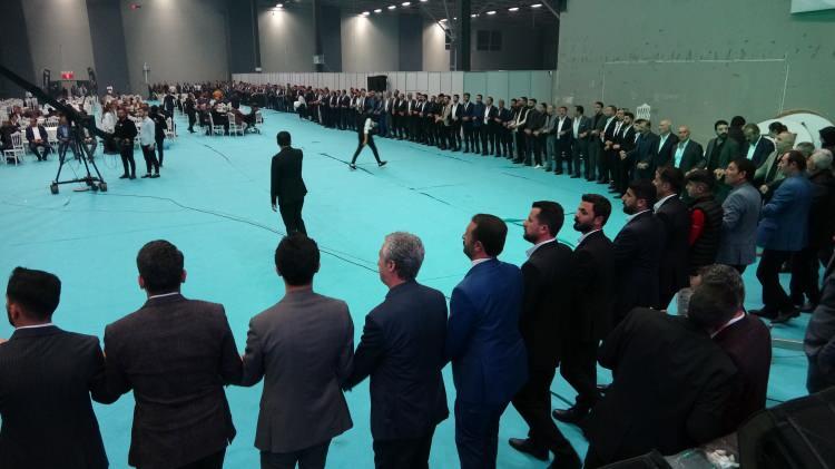 <p>Damadın babası Cemal Bayram ise düğüne olan teveccühün kendilerini ziyadesiyle mutlu ettiğini belirterek, “Düğünümüze Amerika’dan, Fransa’dan, Almanya’dan, Hollanda’dan, İran’dan, Irak’tan, Suriye’den ve Yunanistan’dan gelenler oldu. Bu mutlu günümüzde bizleri yalnız bırakmayan herkese çok teşekkür ediyorum. Ayrıca ulaşamadığım arkadaş ve dostlarım var. Belki adres değişikliği, belki yoğunluktan dolayı ulaşamamış olabilir. Ben onun üzüntüsünü yaşıyorum. Şimdiden hepsinden özür diliyorum” ifadelerini kullandı.</p>