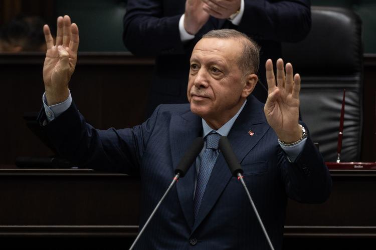<p>Cumhurbaşkanı Recep Tayyip Erdoğan, AK Parti Grup Toplantısı'nda konuştu.</p>

<p>İsrail'in Filistinli sivilleri hedef alan saldırılarını sert sözlerle eleştirdi.</p>

<p>Erdoğan'ın açıklamaları, dünya medyasında da geniş yer buldu.</p>
