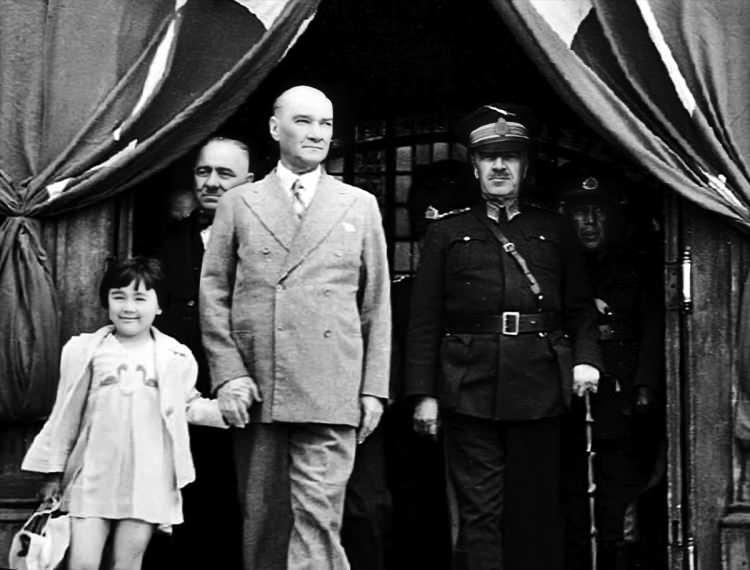 <p>Cumhurbaşkanı Mustafa Kemal Atatürk (sağ 2), 27 Mayıs 1938'de Mareşal Fevzi Çakmak (sağda) ve manevi kızı Ülkü ile Haydar Paşa Garı'nda. (Arşiv-27.05.1938) ( AA Arşivi - Anadolu Ajansı )</p>
