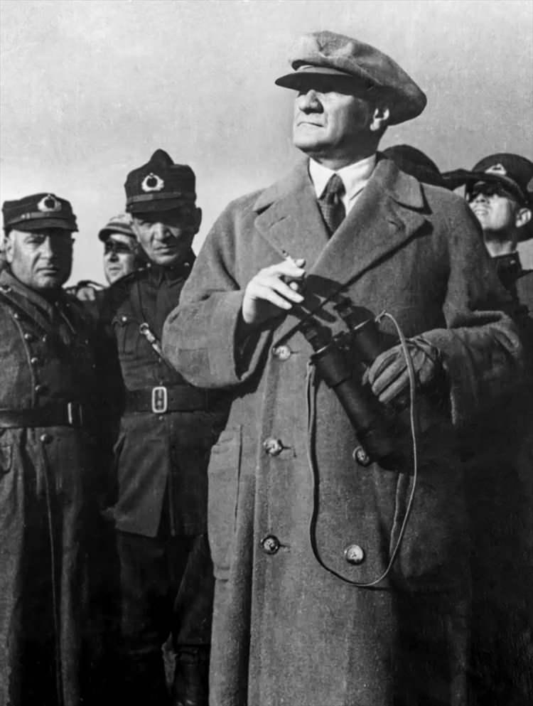 <p>Cumhurbaşkanı Mustafa Kemal Atatürk, askeri tatbikatta. (Arşiv-01.01.1934) ( BYEGM - Anadolu Ajansı )</p>
