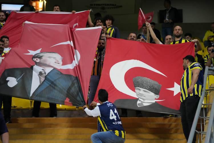 <p>Ayrıca sözleri Altan Çetin'e ait Atatürk ve Fenerbahçe Marşı da ilk kez statta söylendi.</p>
