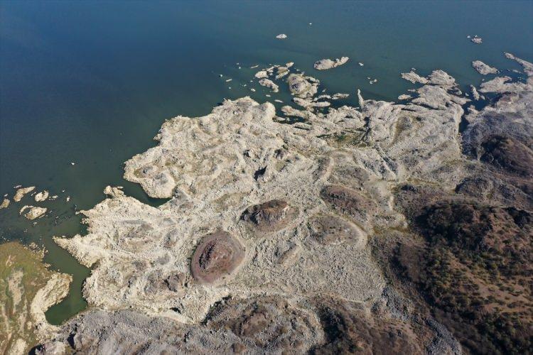 <p>Kula-Salihli UNESCO Global Jeopark Müdürü Yiğit Karakuzu, AA muhabirine, baraj tabanında ortaya çıkan lavların bir zamanlar koyu renkli olduğunu söyledi.</p>
<p> </p>