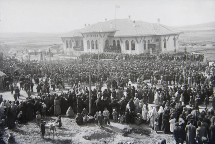 <p><strong>10 EKIM 1927</strong></p>
<p>Memurlara maaşları ilk kez peşin ödendi.</p>
<p> </p>