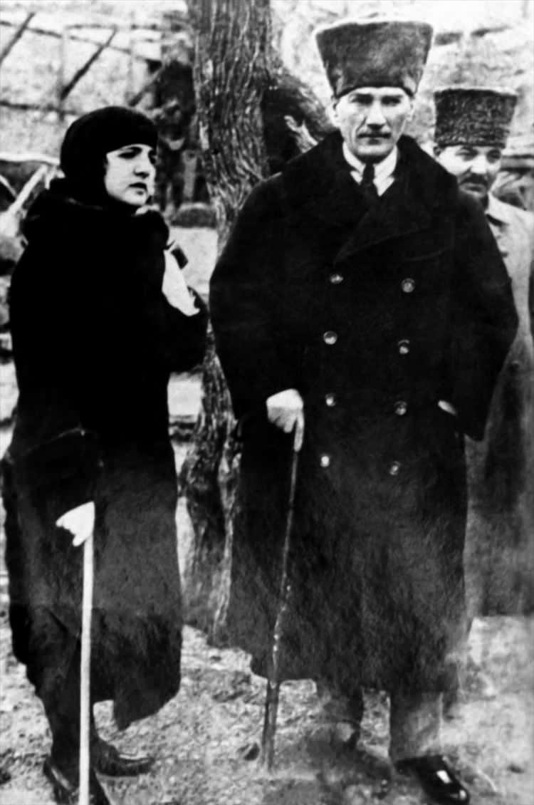 <p>Mustafa Kemal Atatürk ve Latife Hanım'ın The Illustrated News Dergisi'nin kapağında yayımlanan fotoğrafı. (Arşiv-17.03.1923) ( BYEGM - Anadolu Ajansı )</p>
