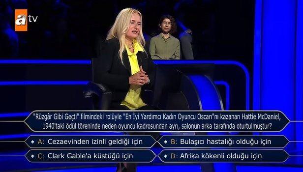 <p><span style="color:#000000"><strong>Bu hafta da zülfü yare fena dokunan bir soru vardı: "Rüzgar Gibi Geçti filmindeki rolüyle En İyi Yardımcı Kadın Oyuncu Oscar'ını kazanan Hattie McDaniel 1940'daki ödül töreninde neden oyuncu kadrosundan ayrı, salonun arka tarafında oturtulmuştur? A- Cezaevinden izinli geldiği için B- Bulaşıcı hastalığı olduğu için C- Clark Gable'a küstüğü için D-Afrika kökenli olduğu için."</strong></span></p>
