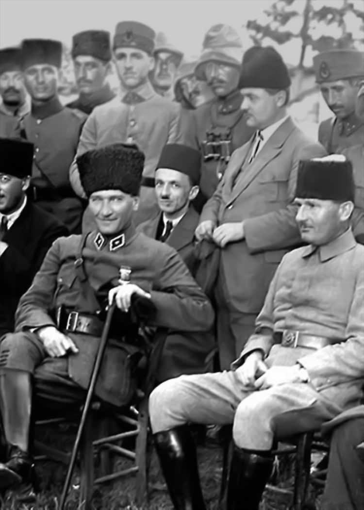 <p>Derne Komutanlığına 6 Mart 1912'de atanan Mustafa Kemal, Ekim 1912'de Balkan Savaşı başlayınca Gelibolu ve Bolayır'daki birliklerle savaşa katıldı ve Dimetoka ile Edirne'nin geri alınışında etkili oldu.</p>

<p>---</p>

<p>Mareşal Mustafa Kemal, 17 Haziran 1922'de İstanbullu gazetecilerle birlikte poz verdi. (Arşiv-16.06.1922) ( HANRI BENAZUS ARSIVI - Anadolu Ajansı )</p>

<p> </p>
