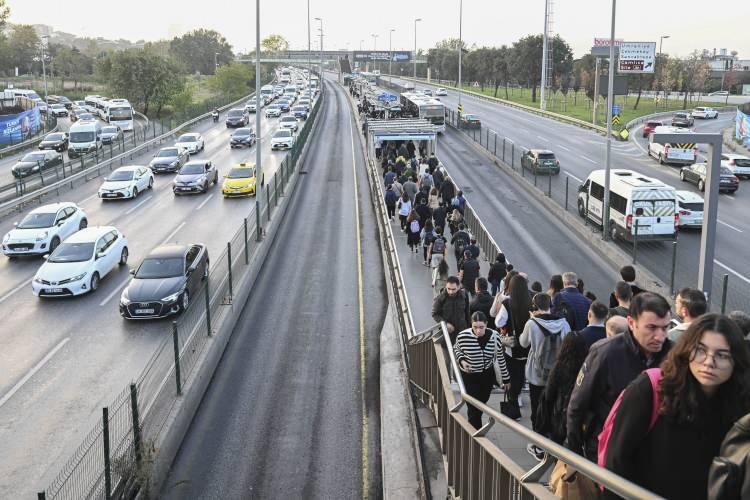 <p>Kentin Anadolu Yakası'nda D-100 kara yolu Edirne istikametinde, Maltepe'den Kadıköy'e kadar trafik yoğunluğu gözleniyor. Ankara istikametinde ise Maltepe'den başlayan trafik yoğunluğu Pendik'e kadar devam ediyor.</p>

<p>Anadolu Yakası'ndan Avrupa Yakası'na geçişlerde 15 Temmuz Şehitler Köprüsü, Fatih Sultan Mehmet Köprüsü ve Avrasya Tüneli girişlerinde yoğunluk yaşanıyor.</p>

<p> </p>
