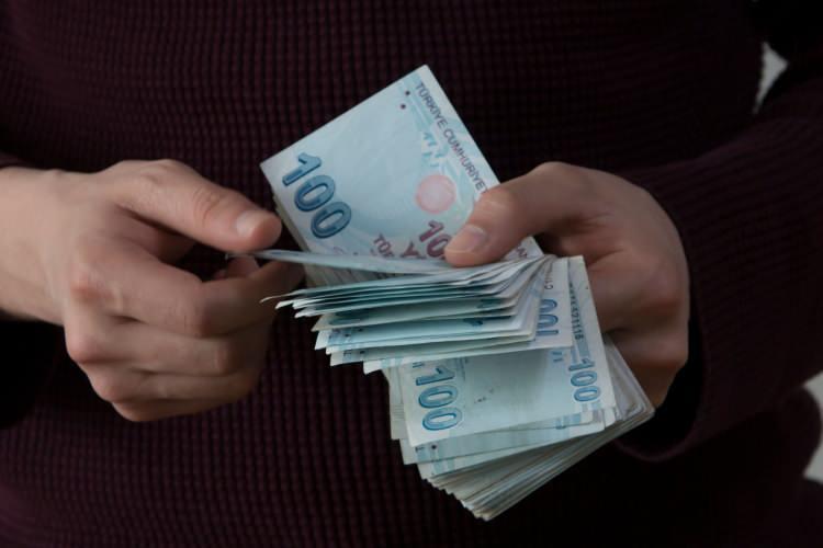 <p><strong>6 AYLIK ENFLASYON BEKLENTİSİ YÜZDE 68,01</strong></p>

<p>Merkez Bankası'nın merakla beklenen Ekim ayı Piyasa Katılımcıları Anketi yayımlandı. Ekonomistlerin 2023 yılı enflasyon tahmini yüzde 68,01 olarak revize edildi. Buna göre Tüketici Fiyat Endeksi'nin 1895,91 seviyesine yükselmesi bekleniyor.</p>
