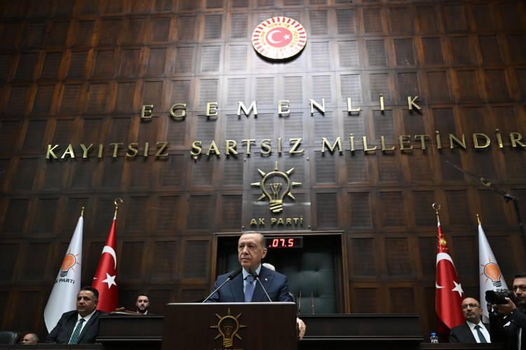 <p><strong>ERDOĞAN'DAN GRUP TOPLANTISINDA İSRAİL'E SERT TEPKİ </strong></p>
<p>Türkiye'nin, Filistin'in davasına sahip çıktığı süreci konu alan video gösteriminin ardından konuşmasına devam eden Erdoğan, Filistin meselesine öncelikle insan penceresinden baktıklarını, diğer bölgelerde olduğu gibi burada da insanı, insan hayatını ve insanı insan yapan kadim değerleri savunduklarını söyledi.</p>