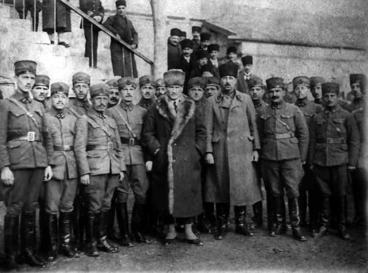 <p>Başkomutan Mustafa Kemal (sol 5), 1923'te Akşehir'de Garp Cephesi karargahında. (Arşiv-01.01.1923) ( BYEGM - Anadolu Ajansı )</p>