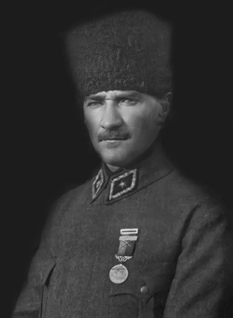 <p>Ortaokul eğitimi için gittiği Selanik Mülkiye Rüştiyesinden kendi isteğiyle ayrılan Mustafa Kemal, öğrenimini Selanik Askeri Rüştiyesinde sürdürdü, ardından Manastır Askeri İdadisi'nden ikincilikle mezun oldu. Askeri öğreniminin yanında yabancı dil eğitimi de devam eden Atatürk, yazları izinli döndüğü Selanik'te Fransızca dersleri aldı.</p>

<p>----</p>

<p>Başkomutan Mustafa Kemal. (Arşiv-09.11.2022) ( Osmancan Gürdoğan - Anadolu Ajansı )</p>

<p> </p>
