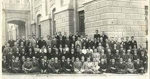 <p><strong>5 EKIM 1931</strong></p>
<p>Küresel ekonomiyi derinden sarsan 1929'daki "Büyük Buhran", genç Türkiye'yi de etkiledi. Bu dönemde para krizinin yaşanması nedeniyle Türkiye Cumhuriyet Merkez Bankasının (TCMB) kurulma süreci hızlandı ve kurum 3 Ekim 1931'de faaliyetlerine başladı.</p>