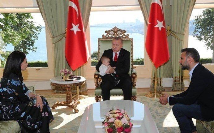 <p>"Benim siyasi bir şeyim hiçbir zaman olmadı. Anlamıyorum. Anladığım, iyi bir milliyetçiyim ve Tayyip Erdoğan'ı seviyorum. </p>
<p> </p>