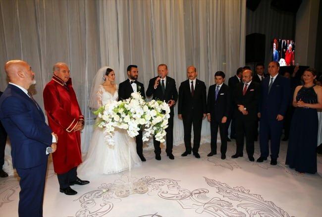 <p>Bu suçsa yapacak bir şey yok. Gezi Parkı'na giden gitmeyen sanatçılar hakkında bir şeyler yazıldı. Kutuplaşma başladı. Yapacak bir şey yok.</p>