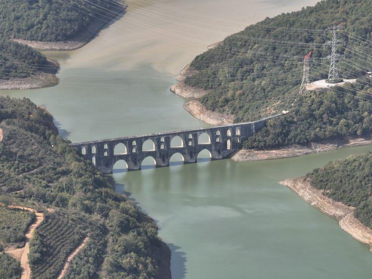 <p> İSKİ verilerine göre, barajlardaki doluluk oranı ise yüzde 19.89 oldu. Bu oran son 10 yılın en düşük değeri olarak kayıtlara geçti.</p>