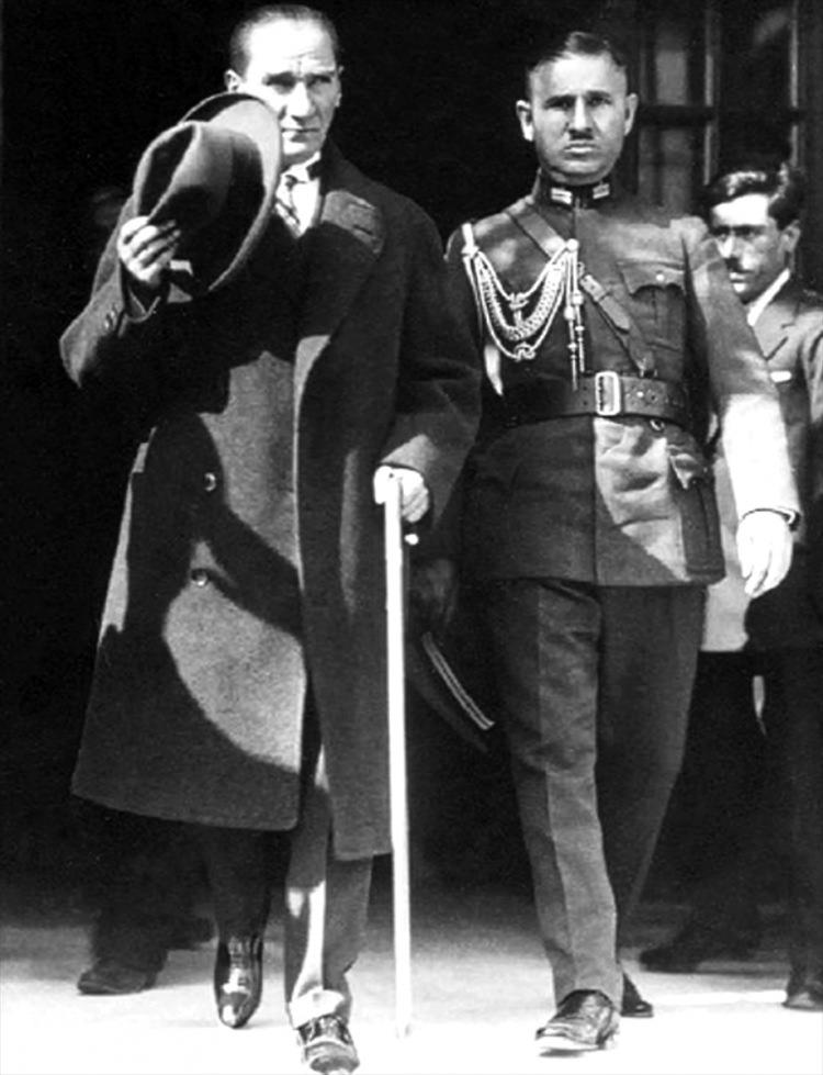 <p>Cumhurbaşkanı Mustafa Kemal Atatürk, 1930'da, yaveri Rusuhi Bey ile birlikte görülüyor. (Arşiv-15.11.1930) ( Hanri Benazus Arşivi - Anadolu Ajansı )</p>
