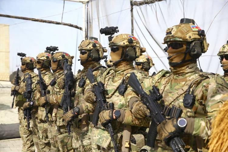 <p>Havadan indirme operasyonu yapıldı</p>
<p>Birliklerin zırhlı araçlarla atak yaptığı tatbikatta Türk ve Azerbaycan özel birlikleri temsili düşmanın arkasına havadan indirme yaparak üst düzey komutanları ele geçirdi.</p>