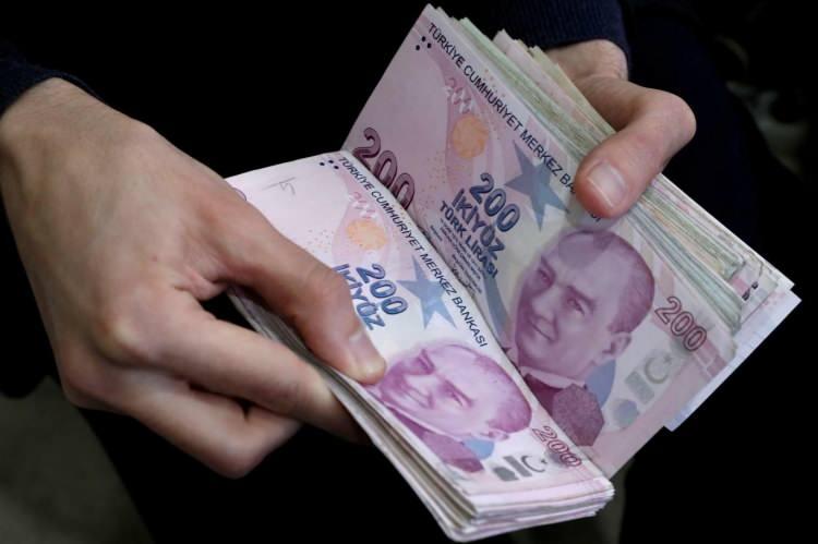 <p>Cumhuriyetin 100. yılı dolayısıyla çalışmayan emeklilere bir defaya mahsus 5 bin TL ikramiye verilmesini öngören yasa maddesi, TBMM Genel Kurulu'nda kabul edildi.</p>