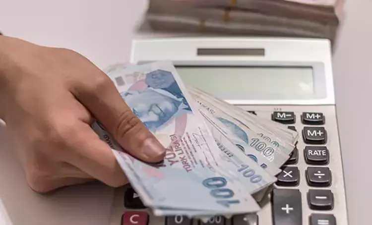 <p><strong>EMEKLİ MAAŞI ARA ZAM DÜZENLEMESİ</strong></p>
<p> </p>
<p>Hazine ve Maliye Bakanlığı emekli maaşı ek zam düzenlemesi için bütçe çalışmalarını sürdürüyor. 7 bin 500 lira olan en düşük emekli maaşı, yapılacak emekli maaşı iyileştirme çalışmalarıyla artırılacak. </p>