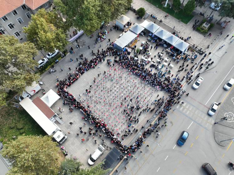 <p>İl Müftüsü Esat Yapıcı da günahsızların duasını almak istediklerini dile getirerek "Çünkü Gazze'de çocuklar ölüyordu. Günahsızların dilinden dua için bu organizasyonu yaptık." ifadelerini kullandı.</p>
