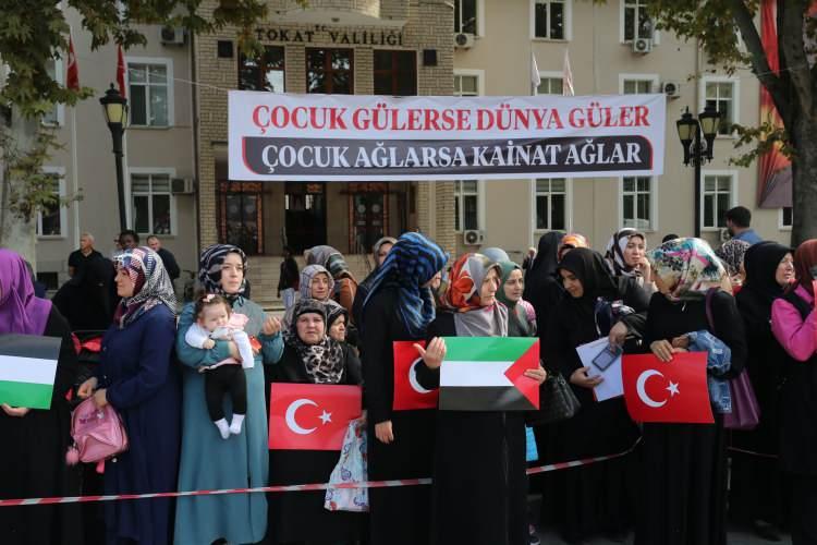 <p>Çocuklar burada Türkçe, Arapça ve İngilizce olarak İsrail'in Gazze'ye saldırılarının bitmesi için dua etti, daha sonra getirilen güvercinleri serbest bıraktı.</p>
