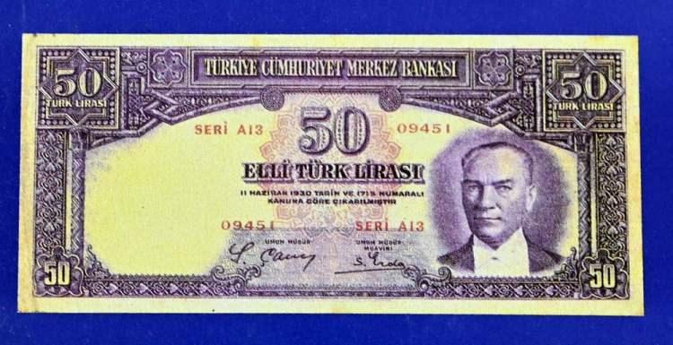 <p>Müzede, 1925'te Londra'da basılan ve Türkiye Cumhuriyeti'nin ilk banknotları olarak öne çıkan 1, 5, 10, 100 ve 1000 liralık paralar dikkati çekiyor.</p>
