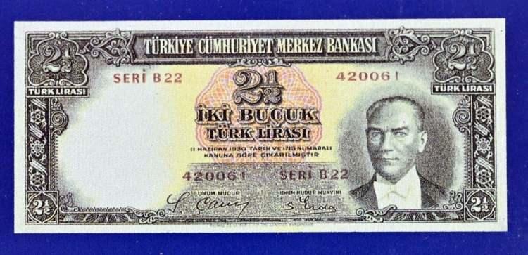 <p><strong>İLK BANKNOTLAR LONDRA'DA BASILIYOR</strong></p>

<p>Cumhuriyet'in ilk 15 yılına ait kağıt paralar arasında, Fransız matbaa şirketi Thomas De La Ruse Company tarafından 1925'te Londra'da basılarak Ankara'ya gönderilen Osmanlıca ve Fransızca yazılı banknotlar yer alıyor. Bu paralar, Atatürk'ün emriyle basılan ilk banknotlar olarak dikkati çekiyor.</p>
