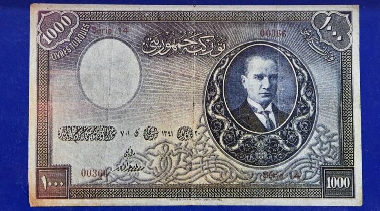 <p>1925 sonunda Türkiye Büyük Millet Meclisi'nde kabul edilen "Mevcut Evrak-ı Nakdiyenin Yenileriyle İstibdaline Dair Kanun" ile basılan Türkiye Cumhuriyeti'nin banknotları arasında 1 lira, 5 lira, 10 lira, 500 lira ve 1000 liralık banknotlar bulunuyor.</p>

<p> </p>
