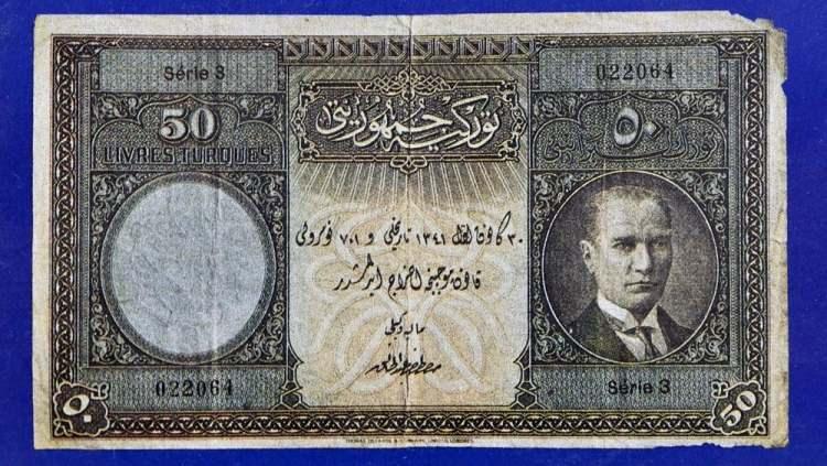 <p>Banknotların en üstünde Osmanlıca olarak Türkiye Cumhuriyeti yazarken, Maliye Vekili Mustafa Abdulhalik imzalı bu paralar Ali Sami Boyar tarafından tasarlanan 1. emisyon banknotlar olarak öne çıkıyor.</p>

<p> </p>
