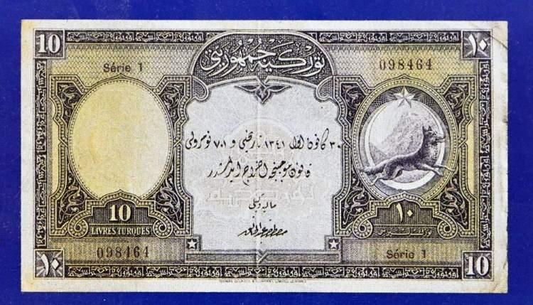 <p><strong>İLK BANKNOTLARDA FARKLI FOTOĞRAFLAR</strong></p>

<p>Harf Devrimi öncesi basılan 1. emisyon paralar, üzerlerindeki farklı fotoğraflarla dikkati çekiyor.</p>

<p>1 Türk Lirası'nın ön yüzünde 1. TBMM Binası, Ankara Kalesi ve kara sabanla çift süren bir köylünün fotoğrafı yer alırken, arka yüzünde eski başbakanlık binası bulunuyor.</p>
