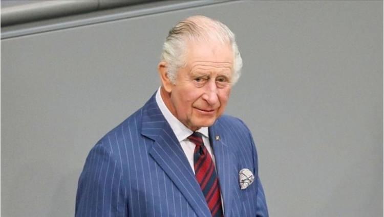 <p>İngiltere Kralı 3. Charles, Türkiye Cumhuriyeti'nin 100. yılını kutladı. Kral Charles'ın Cumhurbaşkanı Erdoğan'a hitaben yazdığı mektupta, "Ülkenizin kuruluşunun yüzüncü yılı olan bu özel günde, ekselanslarınıza ve Türkiye Cumhuriyeti halkına en içten tebriklerimi sunuyorum." ifadesi yer aldı.</p>