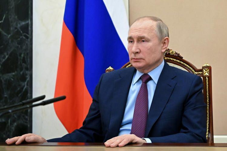 <p>Rusya Devlet Başkanı Vladimir Putin, Türkiye Cumhuriyeti’nin 100. yıl dönümünü kutlayarak, “Geçtiğimiz yüzyılda ülkeniz birçok zorluğun üstesinden geldi ve ekonomik, sosyal ve diğer alanlarda tanınan başarılara imza attı. Türkiye dünya sahnesinde haklı olarak yüksek bir prestije sahiptir” ifadelerini kullandı.</p>
<p> </p>
<p>Putin, Kremlin Basın Servisi tarafından yayımlanan tebrik mesajında, Cumhurbaşkanı Recep Tayyip Erdoğan’ı Türkiye Cumhuriyeti’nin 100. yıl dönümü vesilesiyle tebrik etti.</p>
<p> </p>
<p>Rusya ile Türkiye arasındaki ilişkilerin dostluk ve iyi komşuluk çerçevesinde geliştiğini vurgulayan Putin, “Değerli dostum, Türkiye Cumhuriyeti’nin ilanının yüzüncü yılı münasebetiyle en içten tebriklerimi kabul etmenizi rica ederim. Geçtiğimiz yüzyılda ülkeniz birçok zorluğun üstesinden geldi ve ekonomik, sosyal ve diğer alanlarda tanınan başarılara imza attı. Türkiye dünya sahnesinde haklı olarak yüksek bir prestije sahiptir. Çeşitli alanlardaki işbirliği iyi sonuçlar veriyor, büyük ortak projeler sistematik olarak hayata geçiriliyor. Moskova ve Ankara, bölgesel ve küresel gündemdeki önemli konuların ele alınmasına yönelik çabalarında başarıyla işbirliği yapıyor. Dost halklarımızın faydasına ve daha adil ve demokratik bir dünya düzeninin inşası adına ikili ilişkilerimizi tüm yönlerde sürekli geliştirmeye devam edeceğimizden eminim” dedi.</p>
