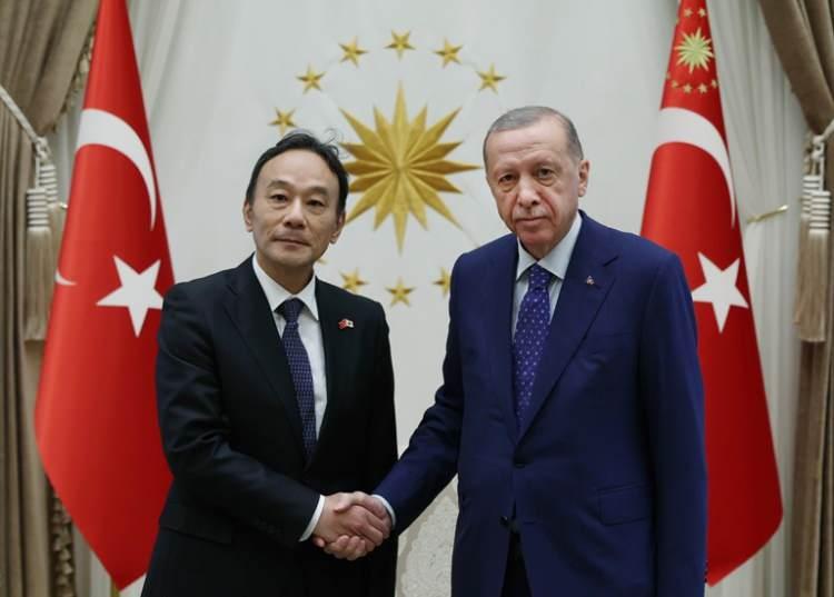 <p>Japonya'nın Ankara Büyükelçiliğinin X sosyal medya hesabındaki videolu paylaşımda, Büyükelçi Takahiko Katsumata Türkiye Cumhuriyeti'nin kuruluşunun 100. yıl dönümünü Türkçe olarak tebrik etti.</p>
<p> </p>
<p>Katsumata, diplomatik kariyerinde Türkiye'nin büyük gelişimine bizzat şahit olduğunu belirterek, "Türkiye Cumhuriyeti'nin önümüzdeki 100 yıl ve daha sonrasında daha da gelişmesini yürekten diliyorum." ifadelerini kullandı.</p>
<p> </p>
<p>Gelecek yıl Japonya ile Türkiye arasındaki diplomatik ilişkilerin tesis edilmesinin 100. yıl dönümünün kutlanacağına işaret eden Katsumata, "Bundan dolayı iki ülke arasındaki dostluk ilişkilerinin daha da derinleşerek devam etmesini temenni ediyorum. Yaşasın Türkiye Cumhuriyeti." diye konuştu.</p>