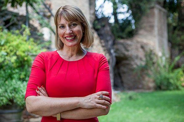 <p>İngiltere'nin Ankara Büyükelçisi Jill Morris, X platformundan yaptığı paylaşımda, Anadolu Ajansına (AA) verdiği röportajdaki kutlama videosunu paylaştı.</p>
<p> </p>
<p>Morris videoda, Türkiye Cumhuriyeti'nin 100. kuruluş yıl dönümünü kutladığını ve ülke tarihi için bu özel zamanda bu görevi yürütmenin kendisi için "büyük onur" olduğunu vurgulayarak, "Bugün sadece modern Türkiye'nin doğuşunu değil, bir milletin vizyonunu, direncini ve kararlılığını da kutluyoruz." şeklinde konuştu.</p>