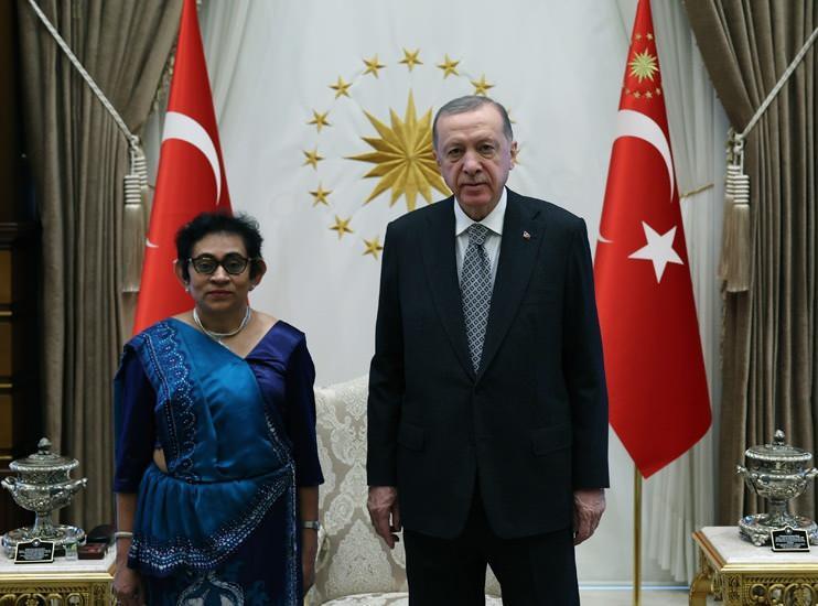 <p>Sri Lanka'nın Ankara Büyükelçisi Saranya Hasanthi Urugodawatte Dissanayake ise Cumhuriyet'in 100. yıl dönümü münasebetiyle yayımladığı kutlama mesajında, Türk halkına en içten tebrik ve dileklerini iletmekten mutluluk duyduğunu belirterek "İki ülke arasındaki diplomatik ilişkilerin 75. yıl dönümünü kutlamakta olduğumuz bu yıl hem Sri Lanka hem de Türkiye için ayrı bir önem taşımaktadır." ifadesini kullandı.</p>

<p> </p>

<p>Dissanayake, "Bu vesileyle, çoğulculuğu, demokrasiyi ve laikliği savunarak Türkiye'nin çağdaşlaşma sürecini başlatan Türkiye Cumhuriyeti'nin kurucu atası Gazi Mustafa Kemal Atatürk'e de derin saygılarımı iletmek istiyorum." dedi.</p>

