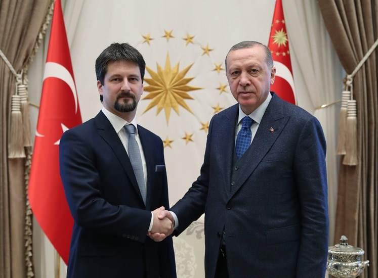 <p>Macaristan'ın Ankara Büyükelçisi Viktor Matis, X platformunda yaptığı paylaşımda, "29 Ekim Cumhuriyet Bayramı kutlu olsun. 100. senenizi yürekten kutluyor, hepinize coşkulu, mutlu bir gün diliyorum." ifadelerini kullandı.</p>
<p> </p>